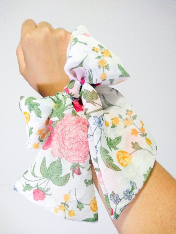 Producto - Moño con colita para el cabello blanco con flores crepe