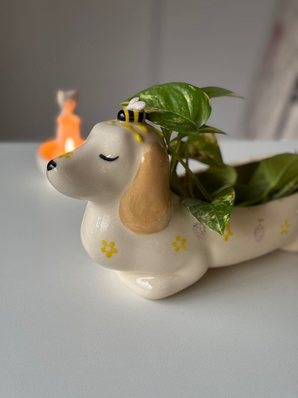 Producto - Maceta perro salchicha abejita