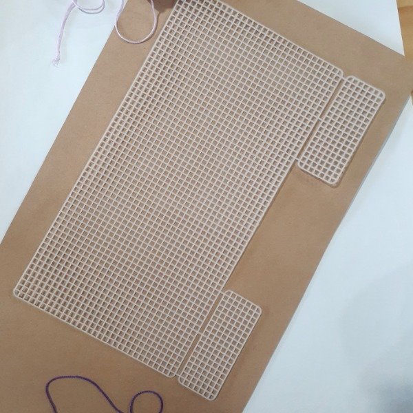 Producto - Plastic canvas cartera 40 x 18 cm