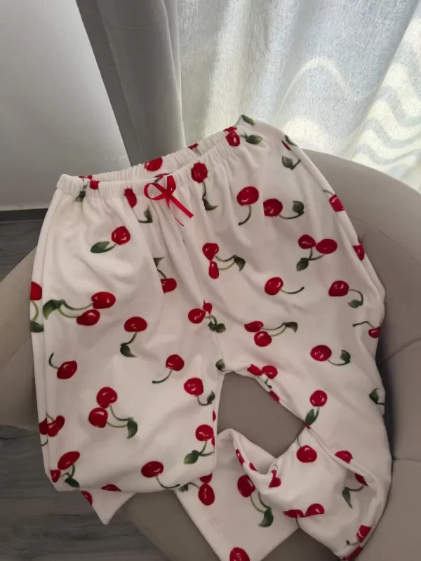 Producto - PANTALON PIJAMA PLUSH IMPORTADO CHERRY BLANCO