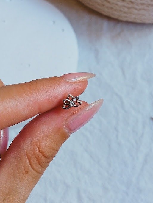 Producto - Piercing helix flor de loto- Acero quirúrgico