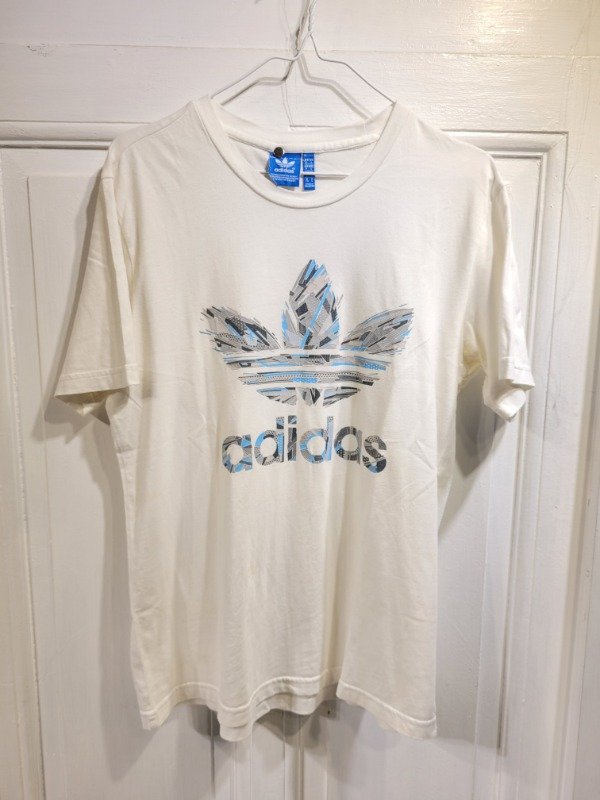 Producto - Remera ADIDAS blanca logo celeste y gris EN SALE Talle S - PRECIO: 10X