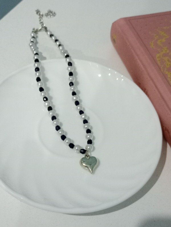 Producto - Collar Corazón Blanco y Negro