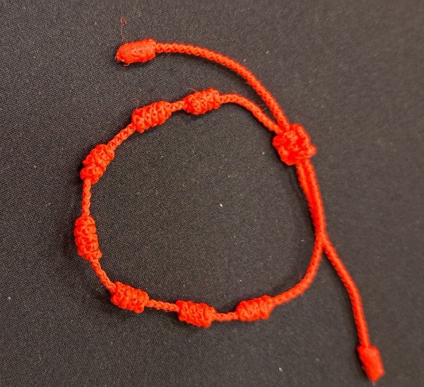 Producto - Pulsera roja tejida ajustable 7 Nudos