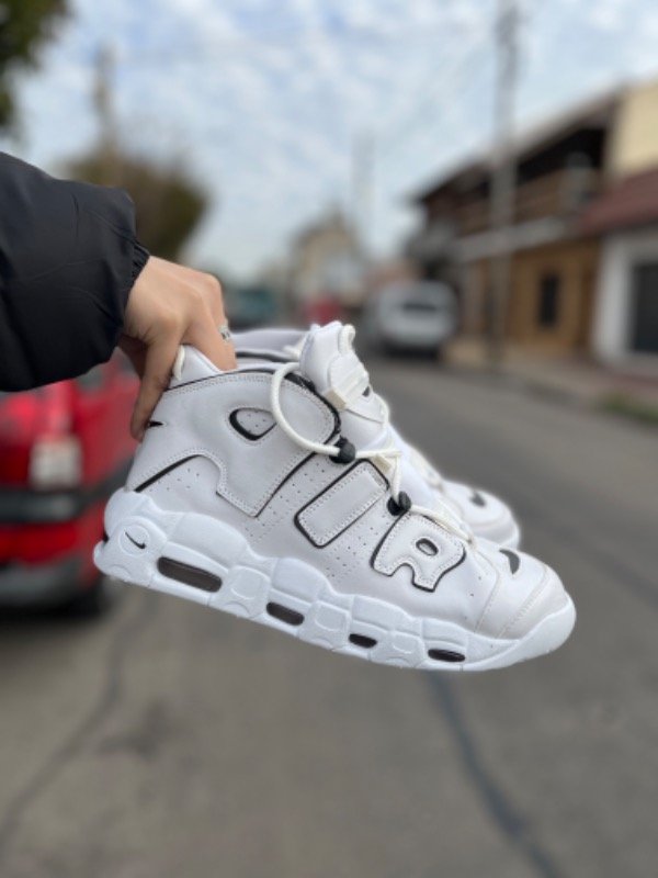 Producto - NIKE UPTEMPO BLACK / WHITE