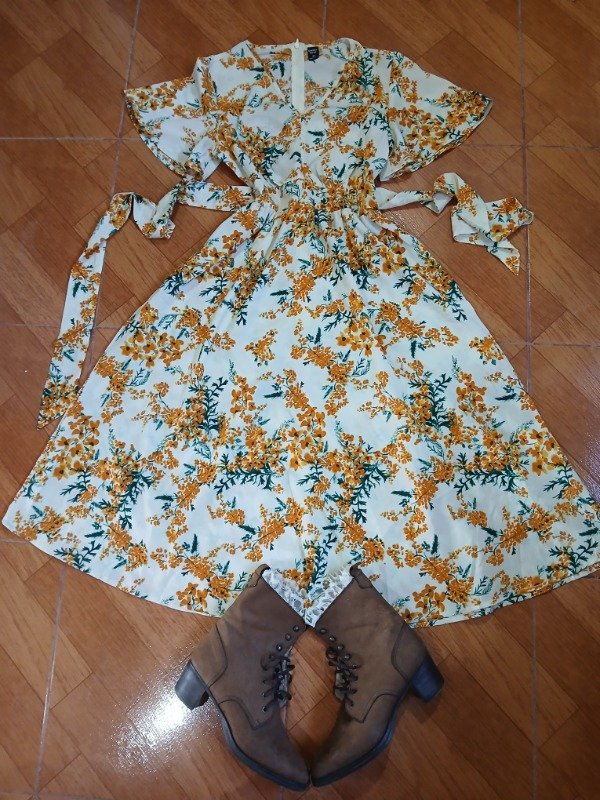 Producto - Vestido crema con flores naranjas