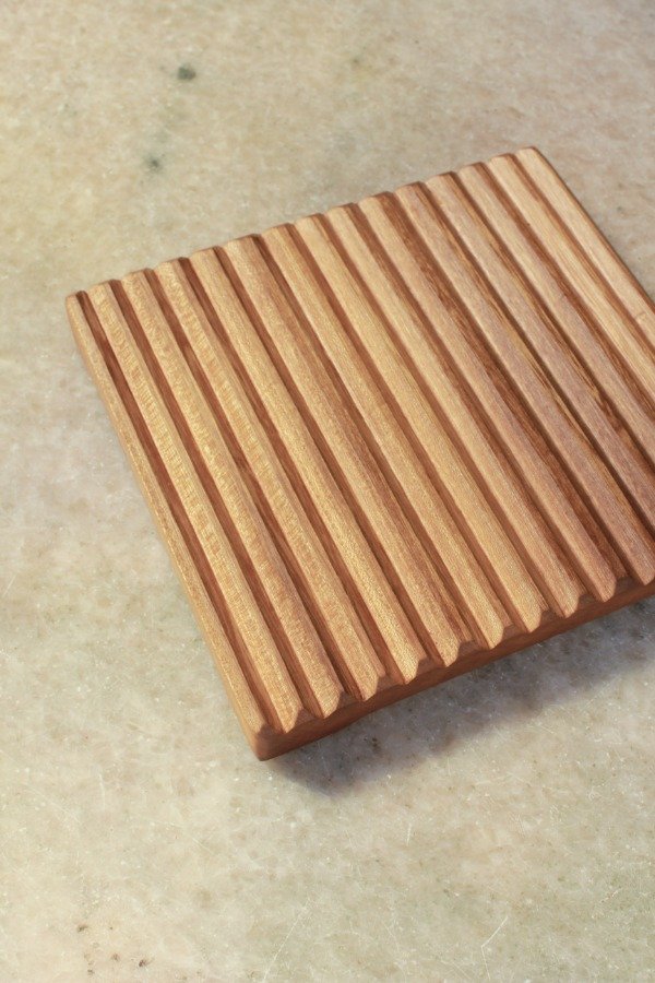 Producto - Tostadera grande en guayubira clara 19x19cm