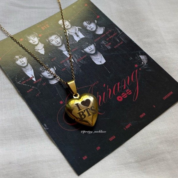 Producto - Relicario dorado de BTS 2