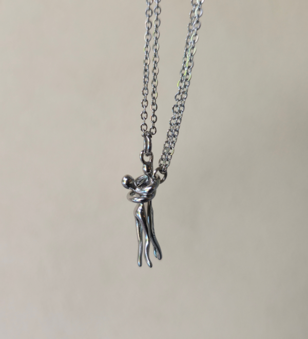 Producto - Collares abrazo eterno plateados para compartir A.Q.