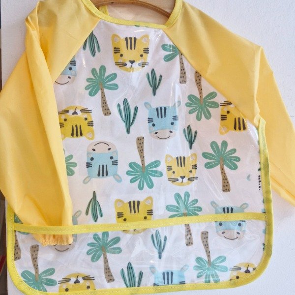 Producto - Babero de tela  y hule impermeable con mangas y bolsillo 18 a 36meses