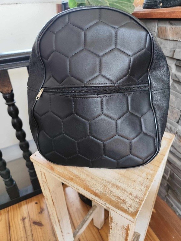 Producto - Mochila negra detalles rombos.