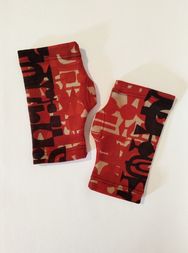 Producto - Mitones Emi -rojo y negro estampa Alegría-