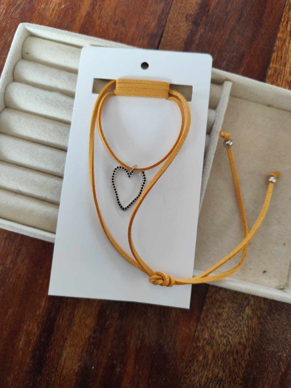 Producto - Lazo marrón corazón. Bijou.