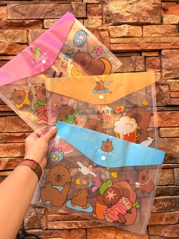 Producto - Sobres platicos tamaño a4. FANTASÍA CAPIBARA TRANSPARENTE
