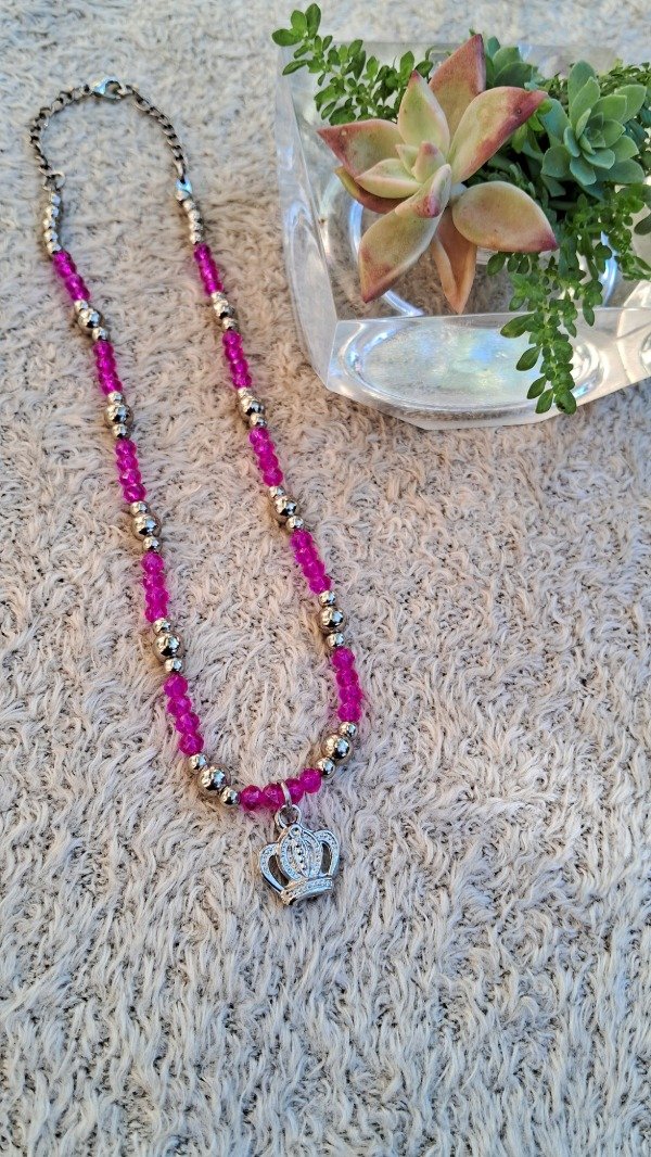 Producto - Choker Cristales de roca fucsia y níquel-Dije corona