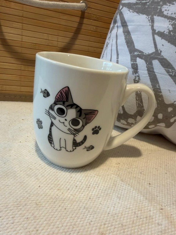 Producto - Taza gato curioso (Efectivo: 7.920)