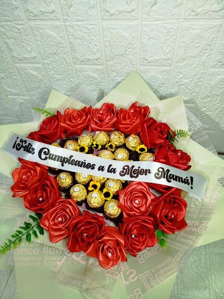 Producto - Ramo con 10 rosas y 10 ferreros