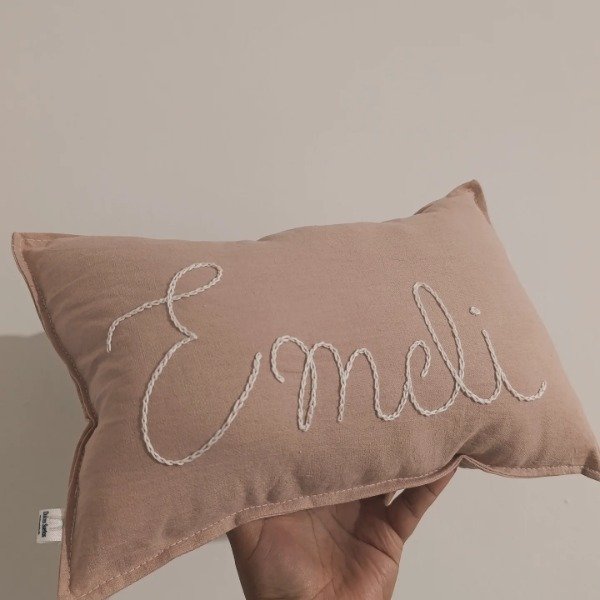 Producto - ALMOHADA DE CUNA CON NOMBRE BORDADO A MANO