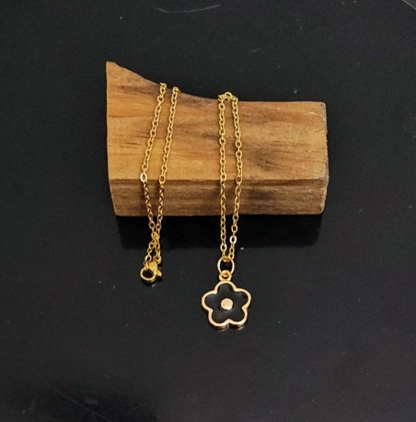 Producto - Collar Flor Esmaltada Negra con puntito dorado
