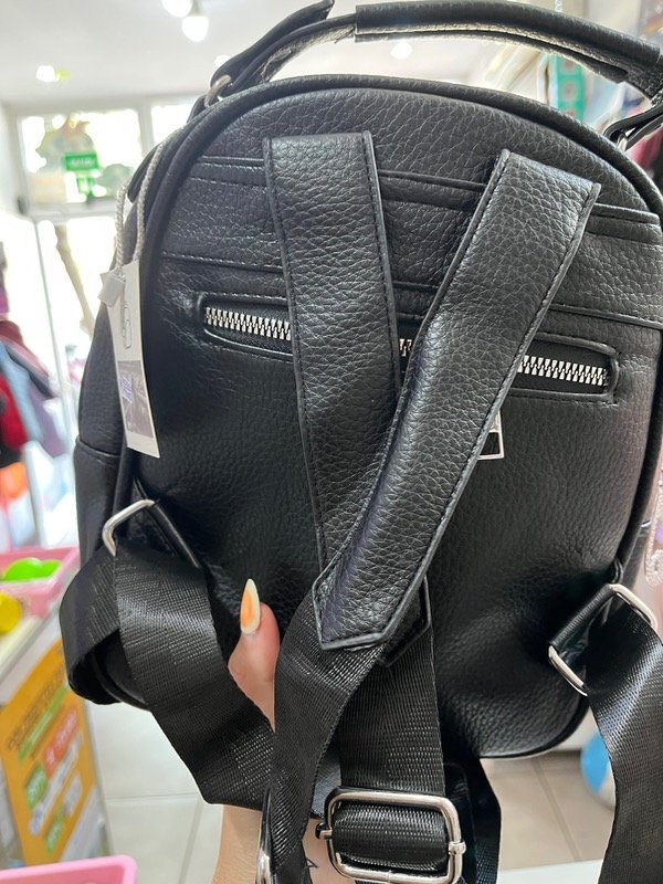 Producto - Mochila eco cuero negra dije reina - 1