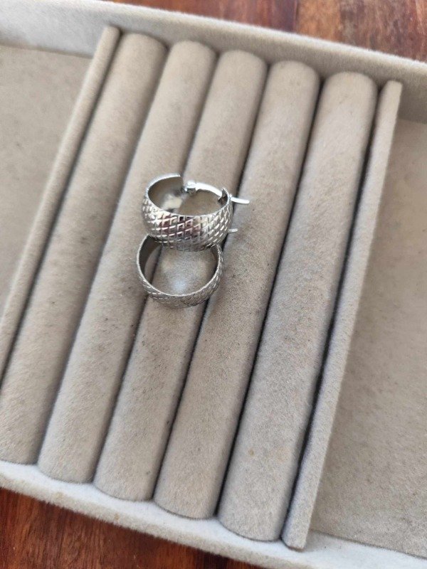 Producto - Aros argolla bombee detalle. 1.5 cm. Acero quirúrgico.