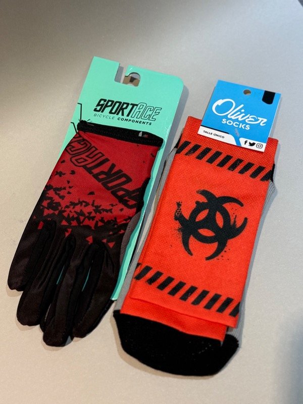 Producto - Combo medias + guantes rojo