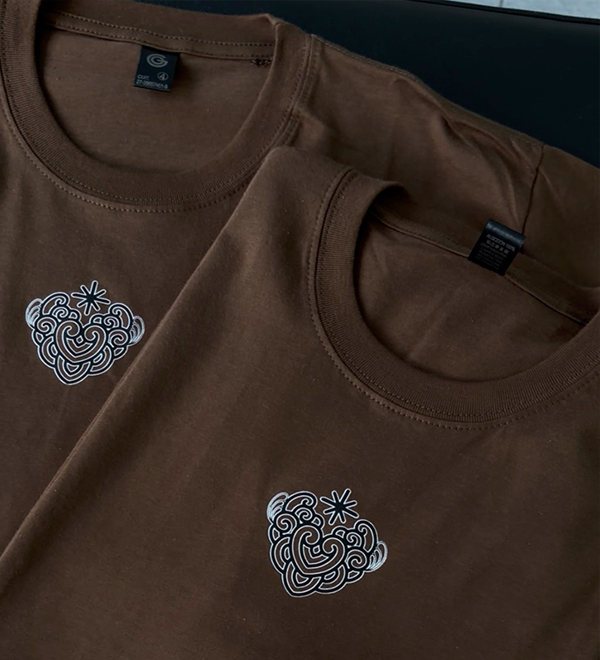 Producto - Remera marron ornamento negro