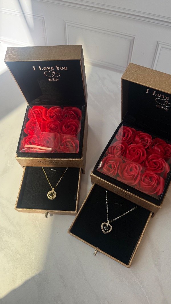 Producto - Caja de rosas eterna - Collar te amo en 100 idiomas