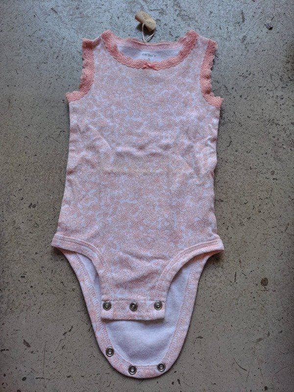 Producto - Body Rosa Puntilla. CARTER'S. Talle 6 meses