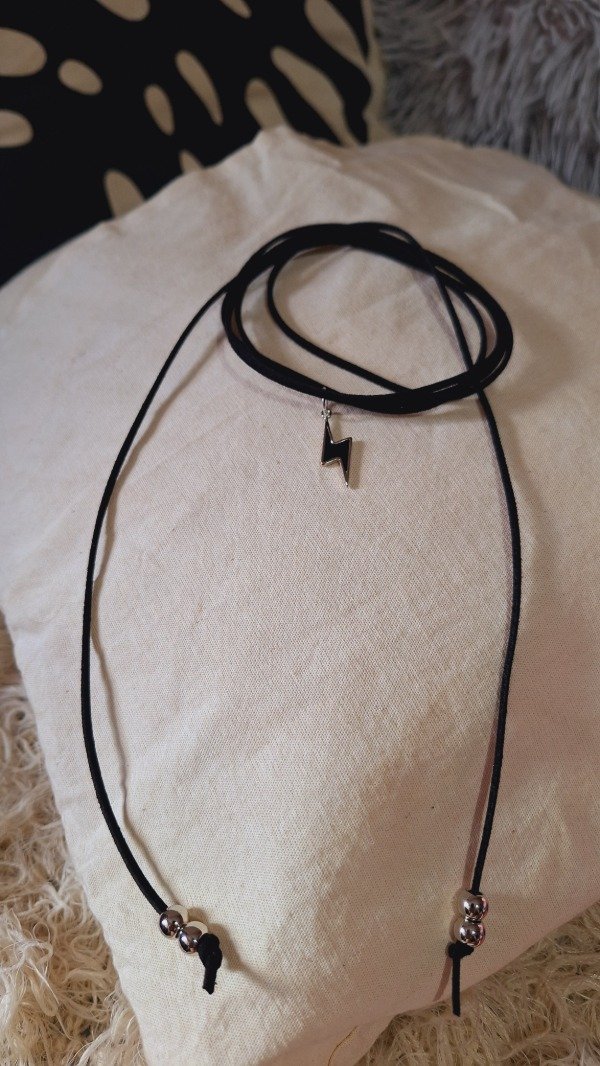 Producto - Collar corbatero rayo negro