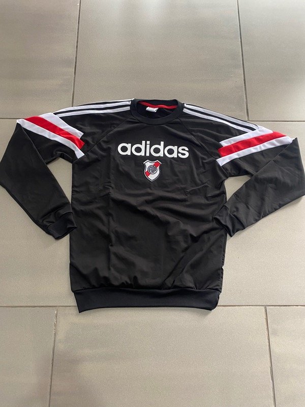 Producto - Buzo River retro negro 2