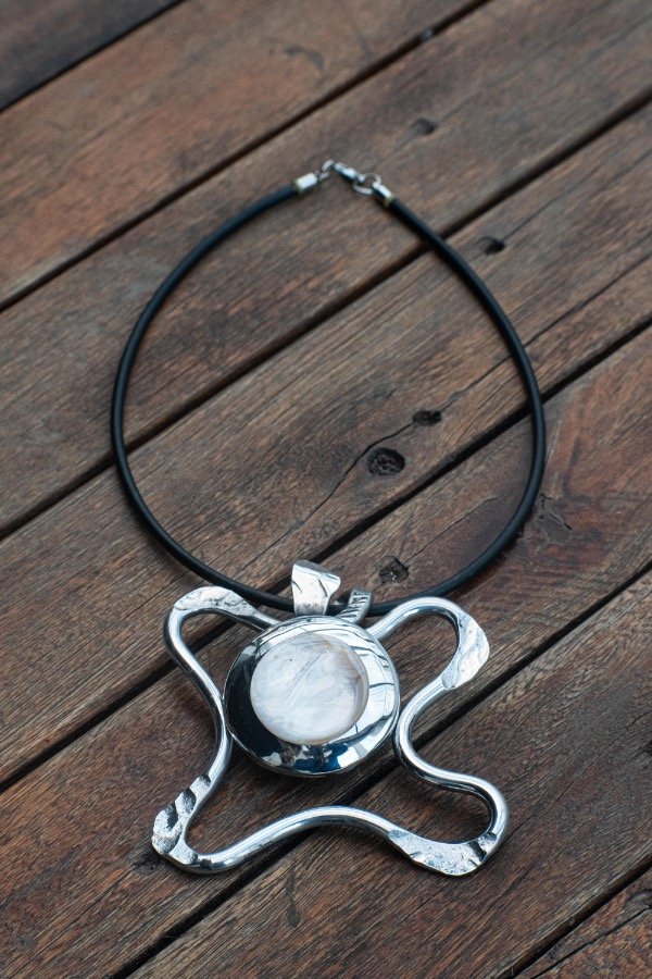 Producto - Dije artesanal madre perla mariposa