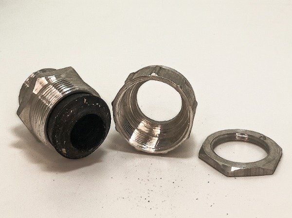 Producto - Prensacable 1" y 1/2 de aluminio.