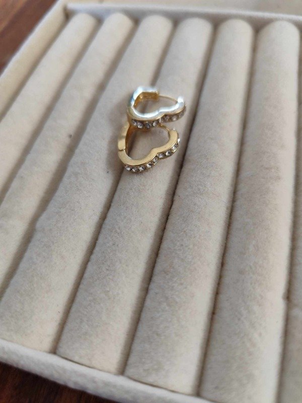 Producto - Aros argolla corazón con strass modelo 2. Acero dorado.