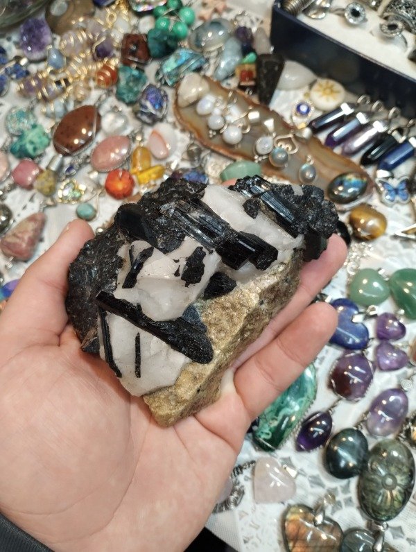 Producto - CUARZO TURMALINADO CON MICA