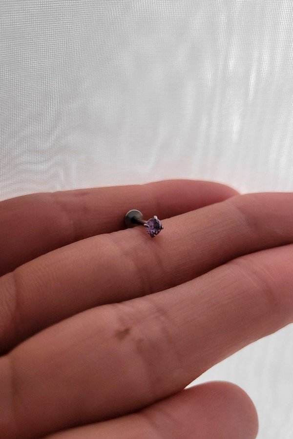 Producto - Piercing labret cúbic engarzado violeta mini AQ