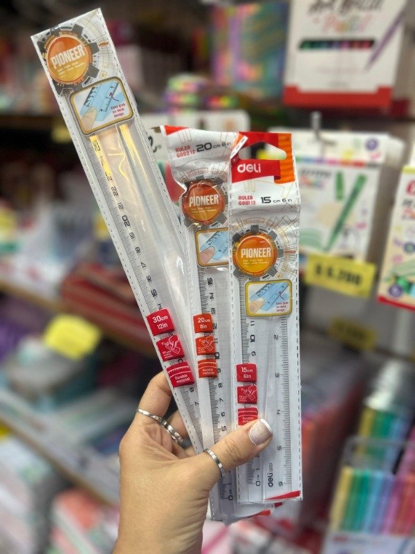 Producto - Regla Deli plástica transparente 15/20/30 cm EG00112