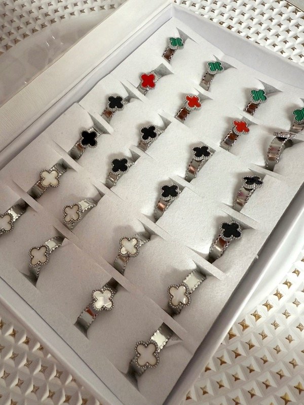 Producto - N507 caja de anillos acero quirúrgico x 24 unidades modelo van cleef 4 colores