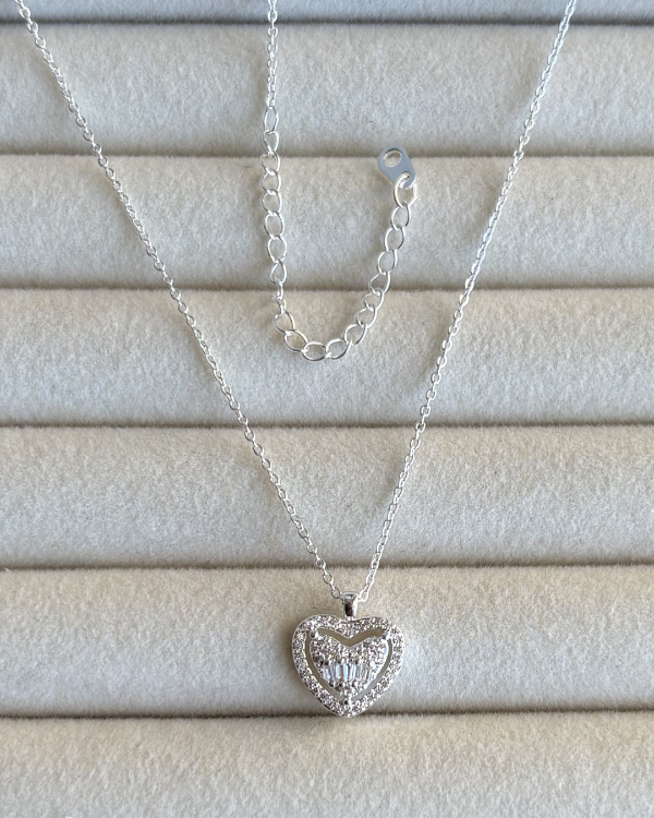 Producto - Cadena con dije corazón cubic de acero blanco 40-45cm