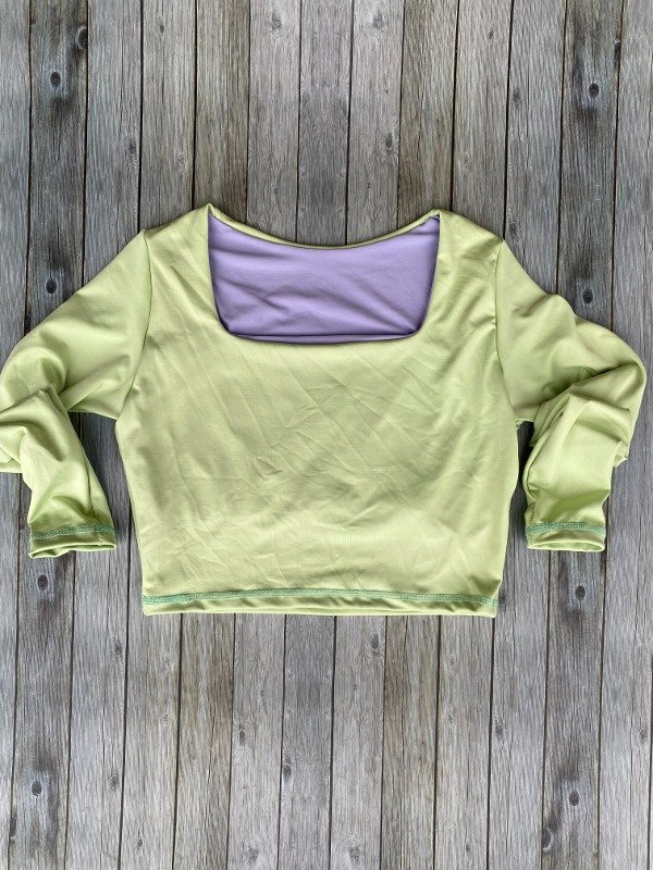 Crop lotus manga larga lima