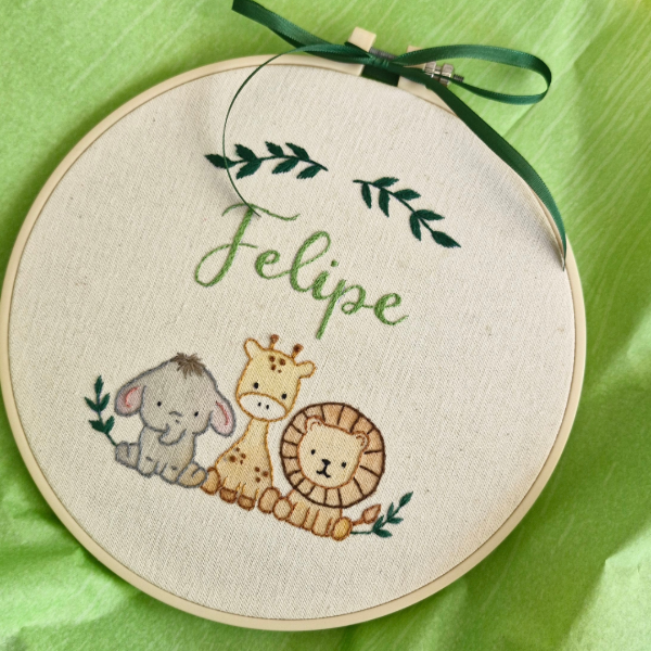 Producto - Bordado personalizado Nombre + detalles decorativos en bastidor plástico (20 cm) - 2