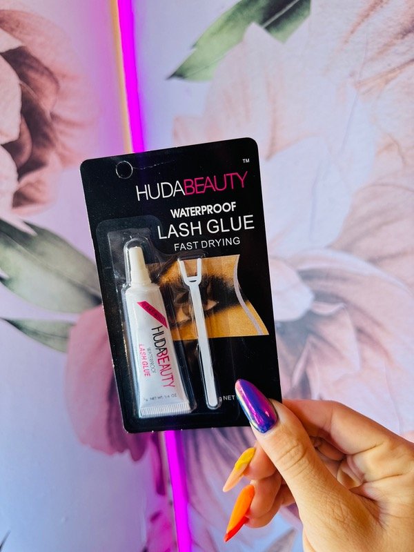 Producto - Pegamento para pestañas HudaBeauty