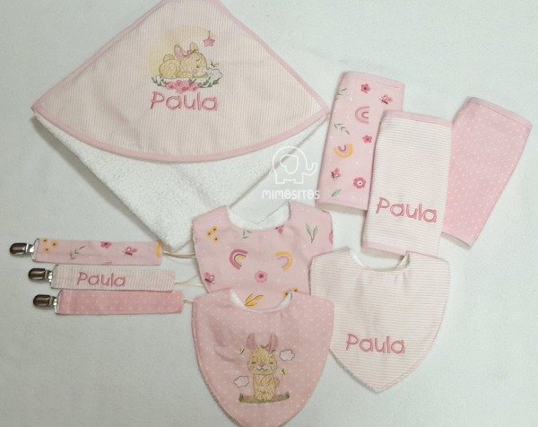 Producto - Toallón personalizado + baberos, babitas y portachupetes x3