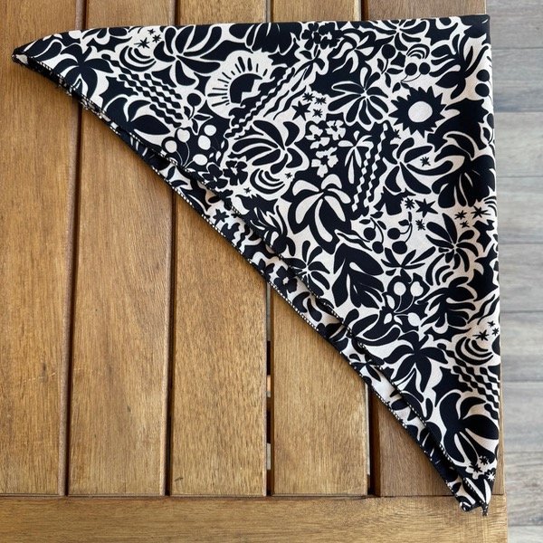 Producto - Pañuelo crema y negro flor