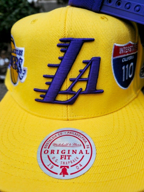 Los angeles lakers icon champions multi patch yellow Mitchell and ness — imagen 2