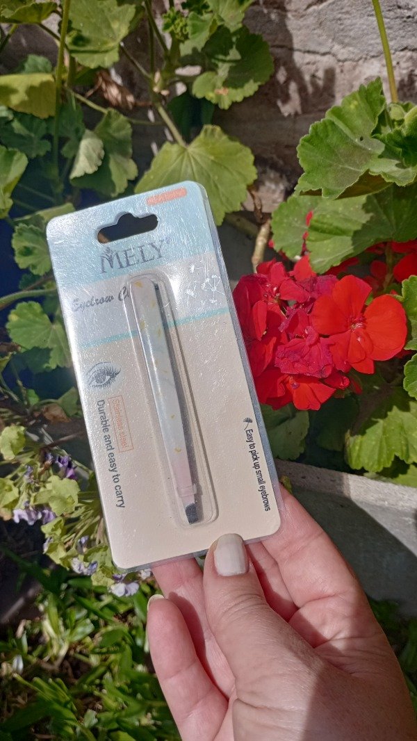 Producto - Pinza de cejas - Mely -