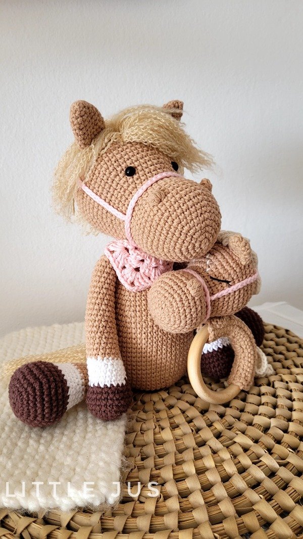 Producto - Kit caballito muñeco de apego + sonajero tejido amigurumi