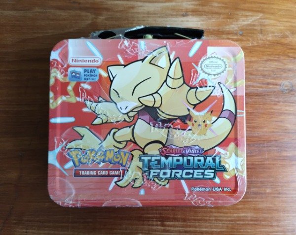 Producto - 1093 - Cartas Pokemon en Lata c/Manija - TEMPORAL FORCES