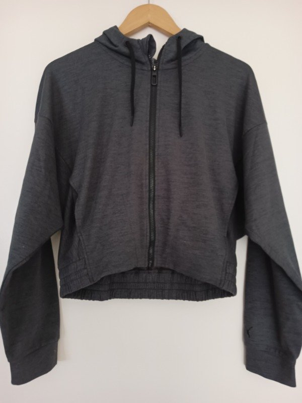 Producto - Camperita deportiva Puma gris