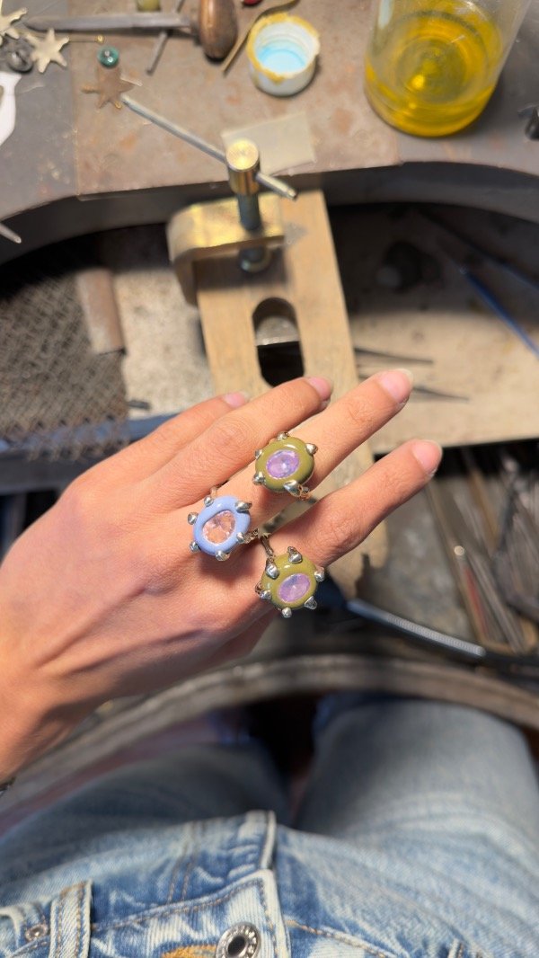 Producto - Anillo oliva con piedra lila (dorado) - 3